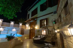 Private villa with pool - Image 4