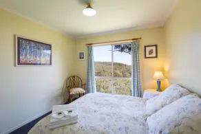 Moffat Falls Cottage overlooking waterfalls and mountains - Image 5