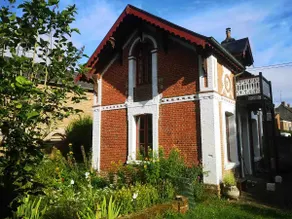 Detached house in a park - Image 2