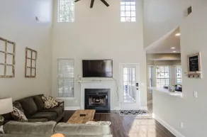 Gorgeous Executive Home on Pond *5 beds* - Image 4