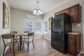 Free parking and Coffee | Smart Tv | Fast Wi-Fi - Image 4