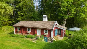 Historic Lakeside Cottage – Dock, Beach & Nature - Image 5