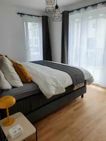 Modern 2 bed en-suite with free parking - Image 5