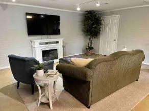 Lakeside Fun: Pool Table, Kayaks & Cozy Fire Pit - Image 4