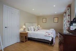 Huge converted barn in beautiful grounds - Image 3