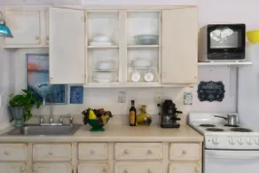 Private Quiet Homey Apt. Kitchen, Yard, near Lake - Image 5