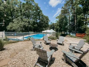 Lakefront Cottage with heated pool - Image 2
