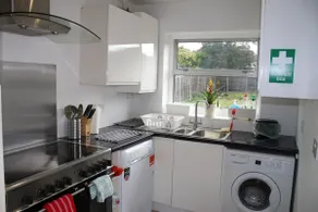 House near Epsom, ideal for business travelers - Image 5