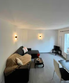 Quiet residence with pool next to the sea - Image 4
