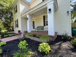 Cozy Downtown 3 BR House w/ private backyard - Image 2