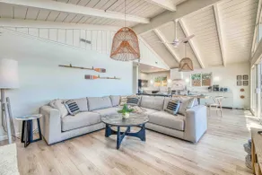 Superb lakefront getaway with spa, dock and views! - Image 5