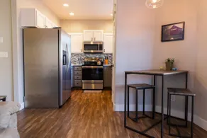 Eagle's Nest - Stylish 1 bed/1 ba Executive Suite - Image 4