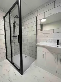 Cheerful 5-bedroom with free parking - Image 2