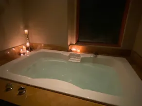 Sunset Spa Suite w/private patio, views & parking - Image 2