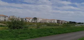 3-Bedroom House with Garden and View of the Aigues Mortes Canal - Image 2