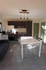 Quiet 3 bedroom with parking and air conditioning - Image 2