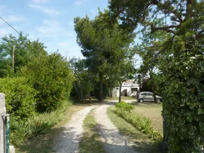 Furnished, air-conditioned ground-floor apartment overlooking the garden - Image 3