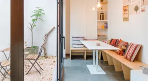 Stylishly furnished private home in a vibrant area - Image 2