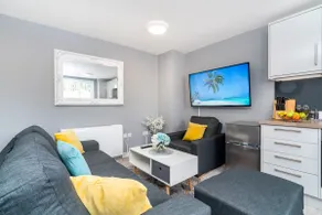 Elegant Flat Amesbury Near Stonehenge Free Parking - Image 3