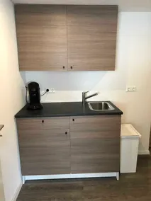 Room 4 with shower and shared kitchen - Image 2