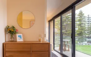 Glenelg Luxury Beachside - Views*Wine*Foxtel*Wifi - Image 5