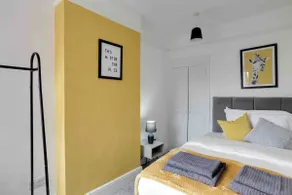 Spacious Three Bedroom House - Free Parking & Wifi - Image 3