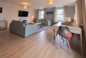 Marina View Apartment - Image 3