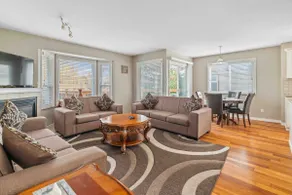 Cheerful 4 Bedroom House with Huge Patio - Image 3
