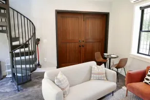 The Chic Carriage house in Shaw Sleeps 2 - Image 3