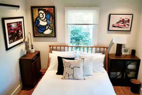Stylish 3 Bedroom Cottage located in a Picturesque Lake community - Image 5