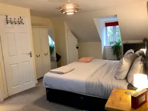 Entire 4 Bed Townhouse - Image 5