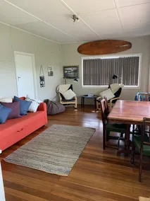 Crescent Head retro surf shack, flat walk to beach - Image 3