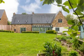 Beautiful, spacious 4-bed home in pretty village - Image 2