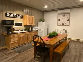 The Shed: Comfortable & Convenient to Everything! - Image 2