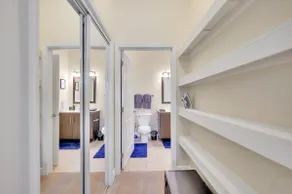 Vibrant KING Bed in A+ Location with Full Kitchen - Image 5
