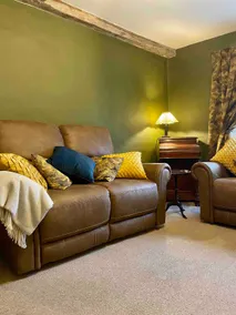 Stunning 2 Bedroom Flat in a Central Location - Image 2