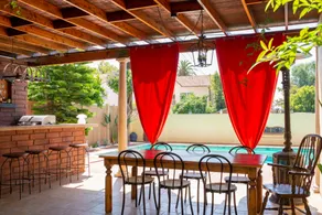 Charming Poolside Guest House - Image 2