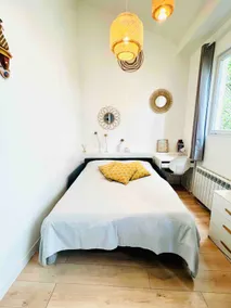Comfortable Déco studio in quiet flowery courtyard - Image 2