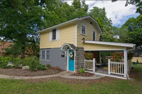 1930's cottage in Lewisburg's Historical District - Image 2