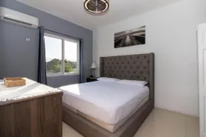 Luxurious 1-Bedroom Apartment in Heart of Kingston - Image 2