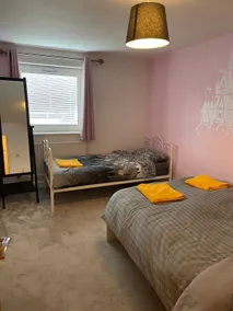 Spacious Apartment near Heathrow with Allocated Parking - Image 5