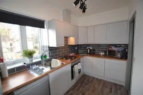 Maytree 2 Bed Apartment - STAYSEEKERS - Image 4