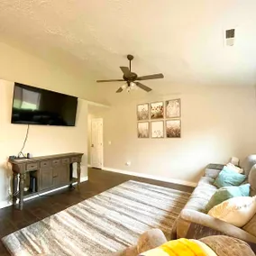 Luxury King Bed & Big Garage Relaxing Peaceful Ste - Image 2