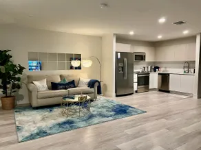 Lovely 1 bed condo with pool/wifi free parking - Image 2