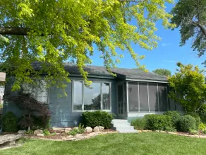 Cheerful lakeside 2BR home - Image 2
