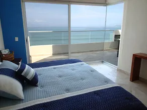 A penthouse with a panoramic pool overlooking the bay - Image 5