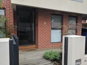 Central Richmond apartment convenient to station - Image 2