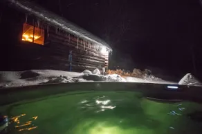 Calme, confortable, cabane en rondins de luxe, bain à remous privé, Brookside - Image 2