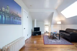 Sunny top flr modern 2-bed laundry EV charge & T - Image 2