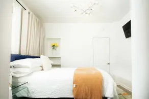 Sexy, Romantic, Luxurious one bedroom apartment - Image 5